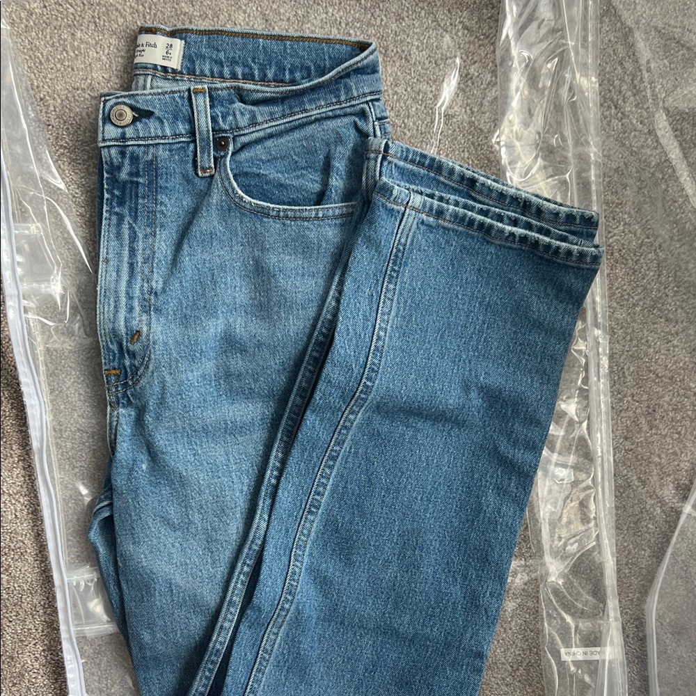 Abercrombie & Fitch the 90s Straight Ultra High Rise Jean